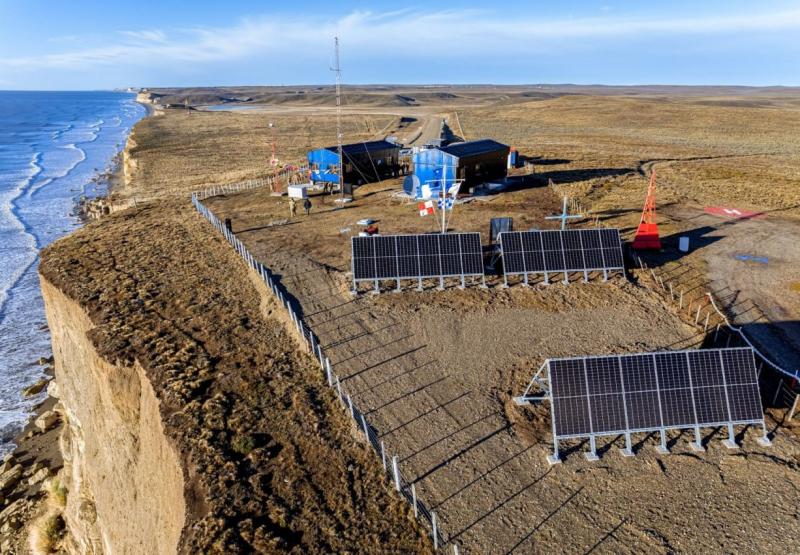 Se colocaron dos mdulos habitacionales que sern utilizados como Central de Operaciones y como habitacin del personal que ejerce la vigilancia y control del trfico martimo. El complejo ahora cuenta con paneles solares.