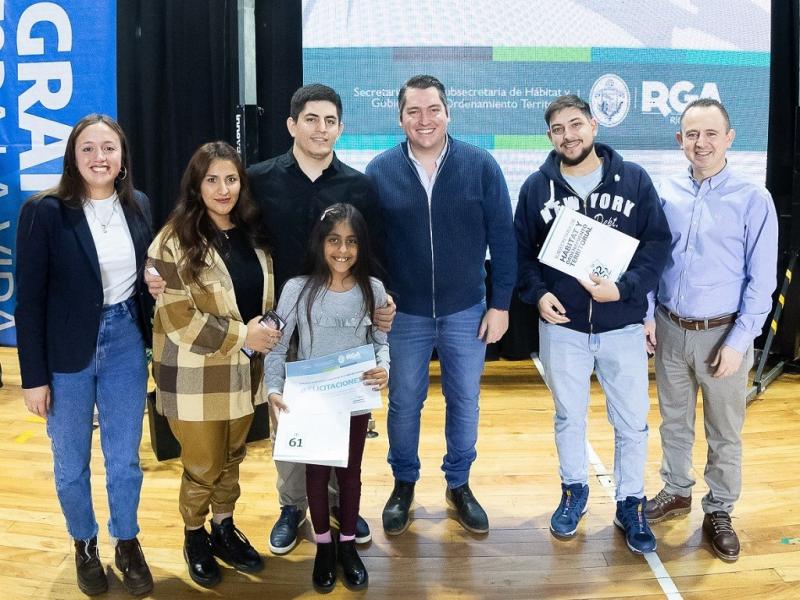 Con esta entrega estamos generando arraigo y compromiso con esta tierra; la felicidad de las familias de poder consolidar su hogar y sus proyectos de vida en Ro Grande, destac el Intendente Martn Prez.