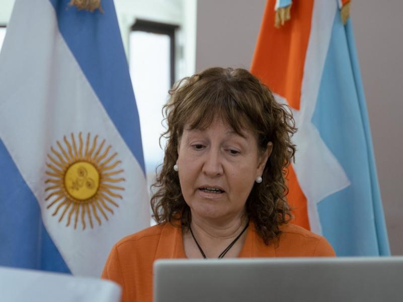 El planteo de la privatizacin de nada ms y nada menos que de Aerolneas Argentinas es un hecho que perjudica a todos los que vivimos en la Patagonia. Solo nosotros sabemos lo que significa la conectividad, remarc Mnica Urquiza.