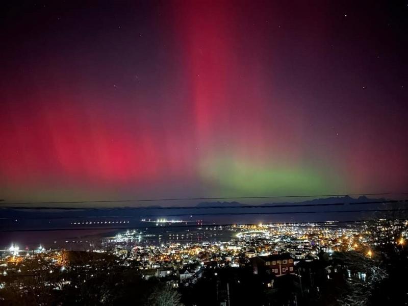 Las auroras boreales y australes son fenmenos naturales que ocurren en la atmsfera terrestre. Son causadas por partculas cargadas del Sol,  electrones y protones, que chocan con los tomos y molculas en la atmsfera de la Tierra.