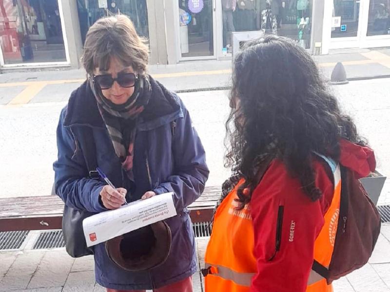 Estamos acercndonos desde las diversas reas de Gobierno provincial a todos los sectores para que se sumen y acompaen la medida y toda la sociedad fueguina pueda estar representada en el reclamo, resalt Gustavo Melella.