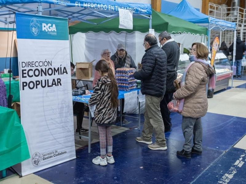 En la edicin de El Mercado en tu Barrio del sbado pasado, se vendieron ms de 5.000 kilos de carnes que variaron entre vacuno, pollos, pescados y mariscos; y 4.600 kilos de frutas y verduras. 470 maples de huevos y ms de 650 kilos de yerba.