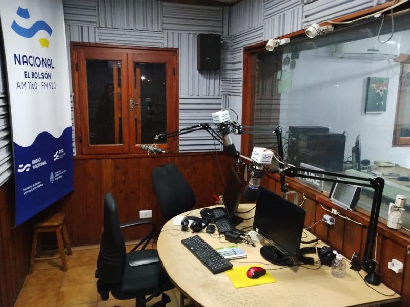 Desde el lunes 8 de julio, las autoridades de Radio y Televisin Argentina S.E. (RTA SE) dispusieron que todas las filiales de la Radio Pblica debern ajustar la programacin local a solo dos horas por la maana y dos horas por la tarde.