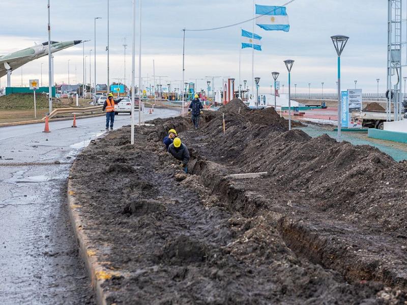 En el lugar se est trabajando sobre la desviacin mediante un bypass, accin que permitir, en una primera etapa, concretar un nuevo tendido cuya vinculacin luego estar a cargo de la empresa Camuzzi.