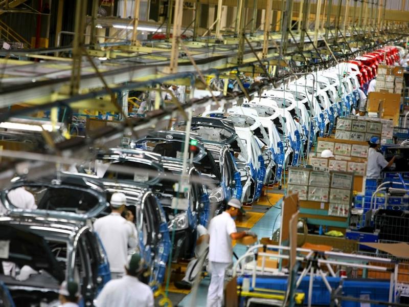 La produccin industrial se contrajo 11,2% interanual en junio y acumula en el primer semestre del ao una cada de 9,7% y la cada respecto a mayo, fue de 0,4%.