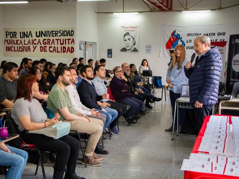 Esta segunda entrega tuvo lugar en la Universidad Nacional de Tierra del Fuego (UNTDF), donde se dot con 20 equipos al Instituto de Desarrollo e Innovacin (IDEI). La primera fue destinada al Instituto de Cultura, Sociedad y Estado (ICSE).