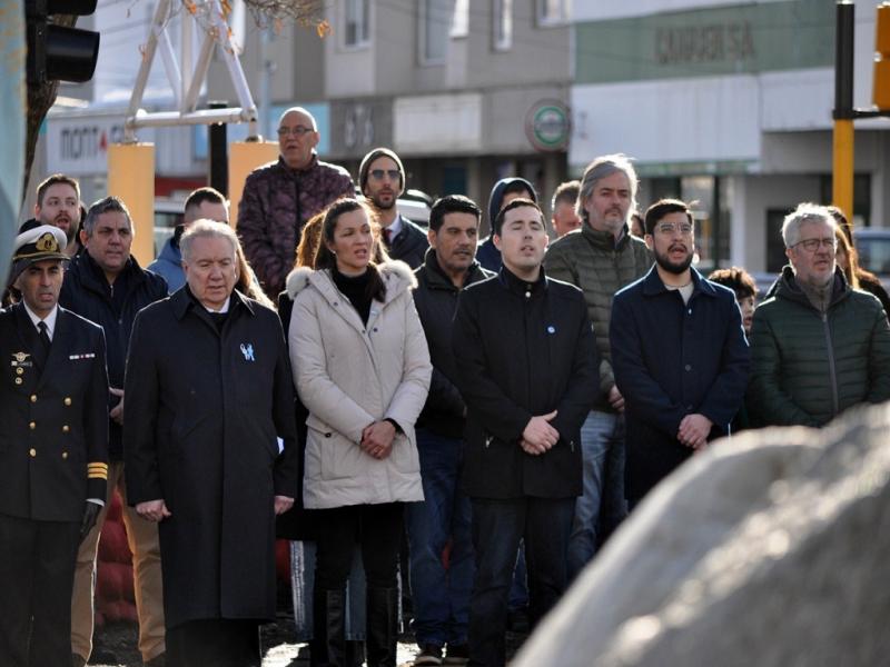 Durante el acto, Guadalupe Zamora y Jonatan Bogado, en representacin del Concejo Deliberante, depositaron una ofrenda floral al pie del monumento.