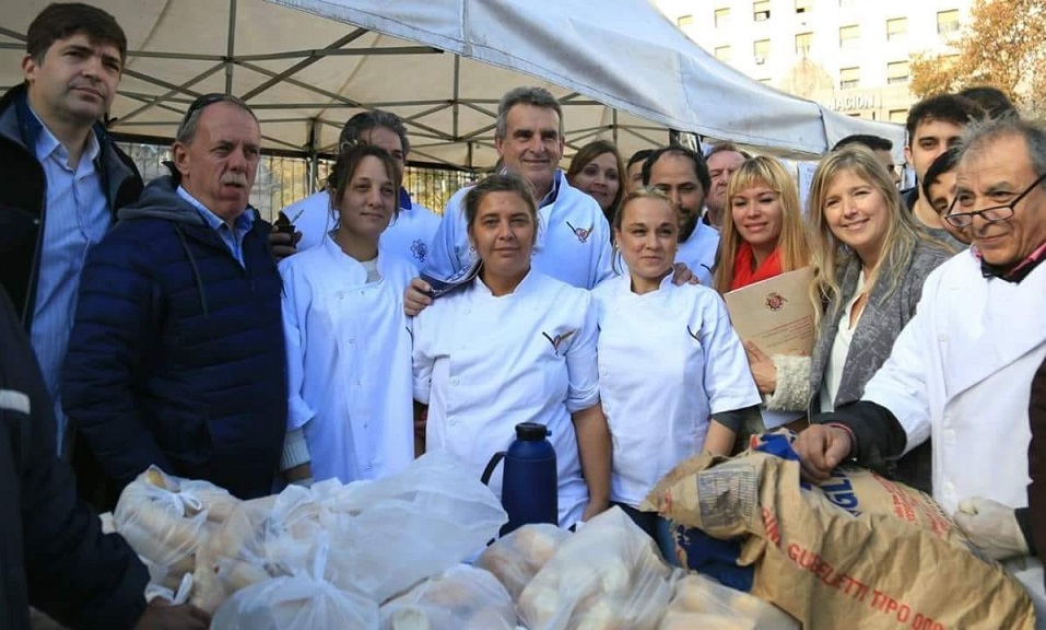 El consumo de pan cay un 70% debido a la baja del poder adquisitivo de la poblacin. Se est cobrando entre 50 y 60 pesos el kilo, aunque en Santa Rosa, capital de La Pampa ya lleg a 80 pesos al pblico. 

