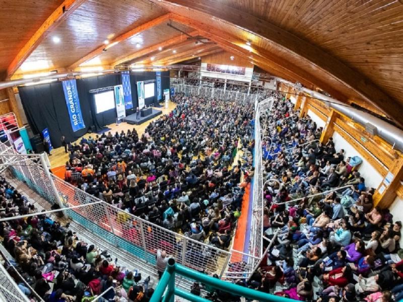 Este Curso realizado con el Municipio est dirigido a diferentes actores sociales para que aprendamos y trabajemos de manera mancomunada en la prevencin del suicidio con los conocimientos y las herramientas adecuadas, indic Cora Luguercho.