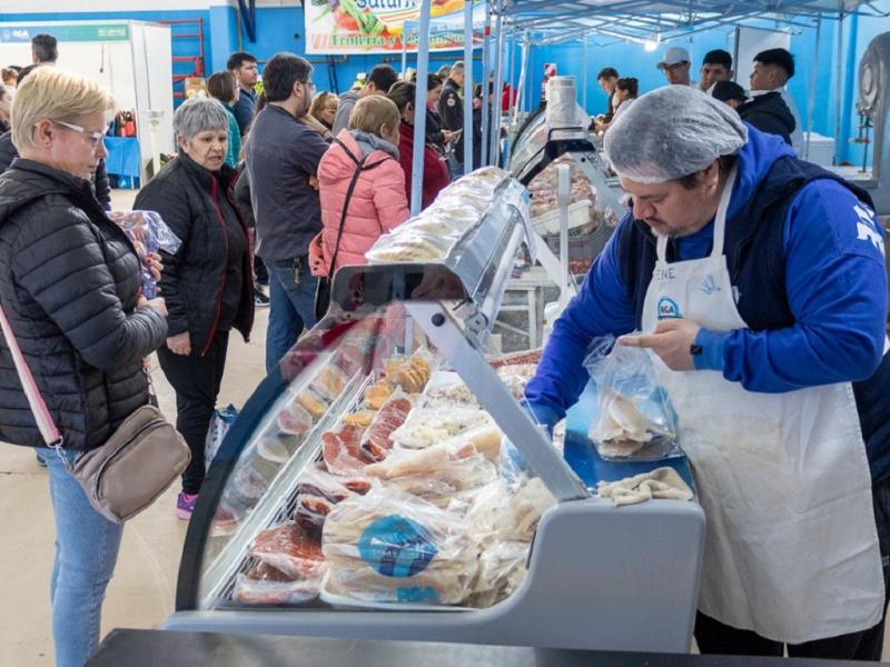 Se vendieron ms de 6.000 kilos de carne, 5.500 kilos de verduras y frutas, 1.200 kilos de pollo, ms de 720 kilos de pescado, 450 maples de huevos, ms de 400 kilos de yerba, y 800 litros de productos de limpieza.