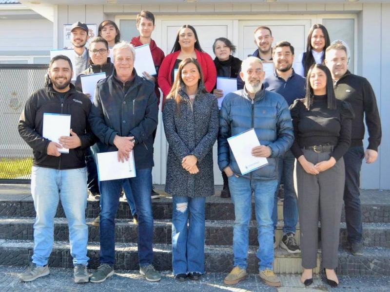 Los Concejales recibieron a los msicos en la Sala de Comisiones del Concejo Deliberante de Ro Grande e hicieron entrega de la Declaracin Municipal Social y Cultural.