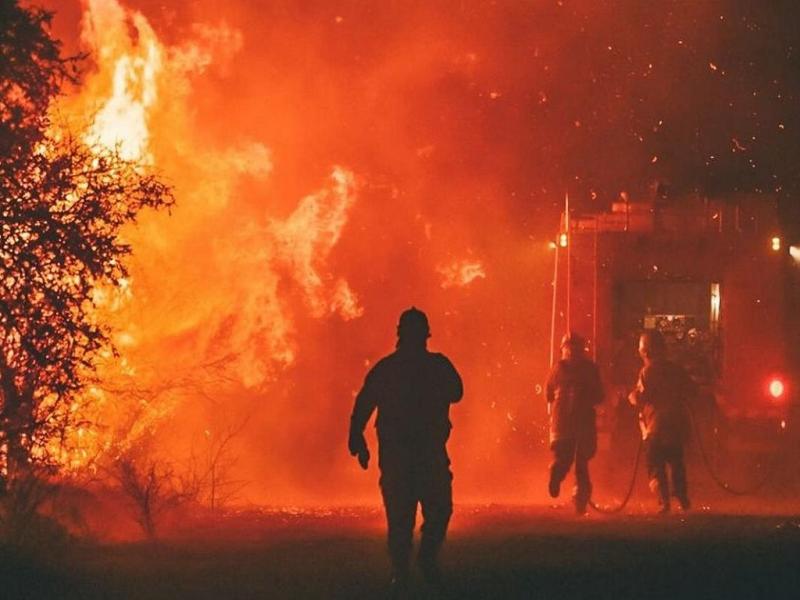 Ms de 250 bomberos continan trabajando en el frente activo de Capilla del Monte. Hasta ahora se han registrado 54 evacuados y dos viviendas fueron alcanzadas por las llamas.