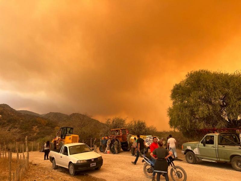 En el frente que se registra en Punilla, las llamas avanzan hacia San Marcos Sierras, donde las autoridades ordenaron evacuaciones preventivas en la zona del ro Quilpo, segn lo informado por el jefe local de Bomberos, Carlos Belmont.