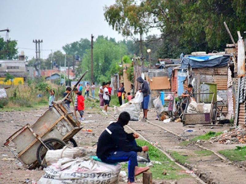 Esto implica que, sobre una poblacin de 46 millones de personas, 24,3 millones son pobres, y entre ellas, 8,3 millones no tienen el dinero mnimo para comprar la comida que les garantice la subsistencia.