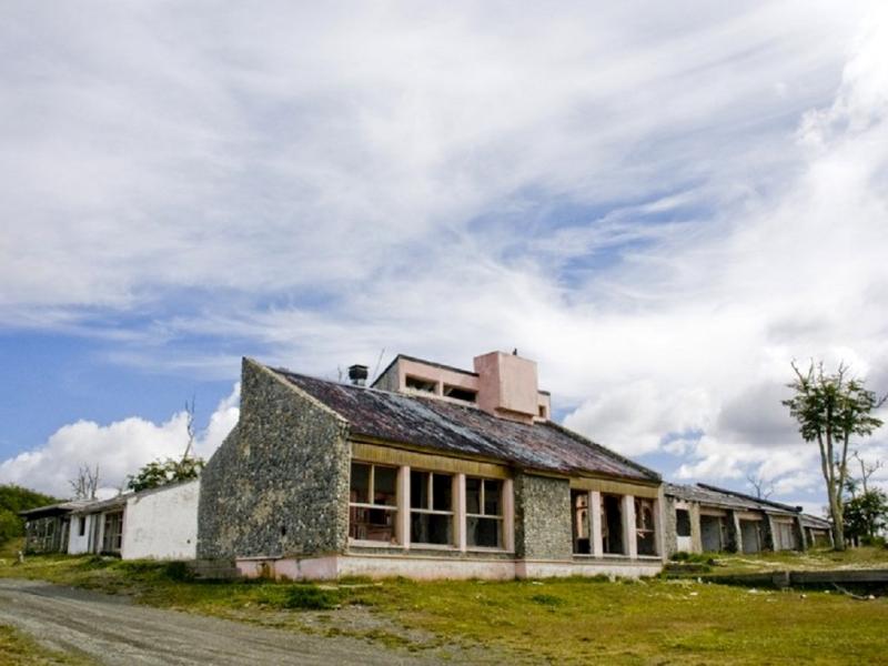 El proyecto establece la recuperacin del establecimiento con 15 habitaciones dobles, al igual que el restaurante para 60 comensales, 50 parcelas para 200 plazas de camping, y 30 espacios para motorhome.