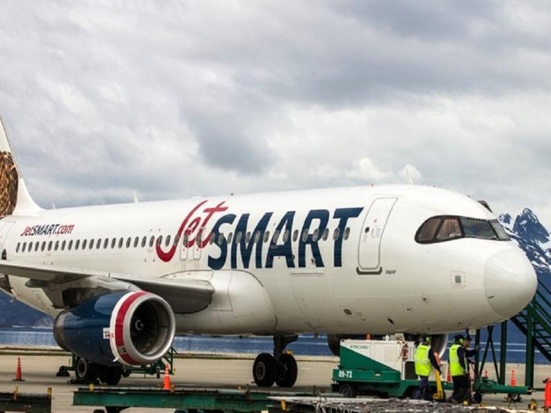 En la actualidad, la empresa JetSMART cuenta actualmente con 12 vuelos semanales entre Ushuaia y Buenos Aires, y cuenta con una de las flotas ms nuevas del continente, compuesta en Argentina por aviones Airbus A320.