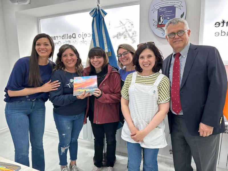 Los alumnos de Pampa Guanaco hicieron entrega a la Concejal Zamora de un cuadro de elaboracin propia con las banderas argentina y chilena y dos manos que se entrelazan en un saludo fraternal smbolo de la paz y amistad entre ambos pases.