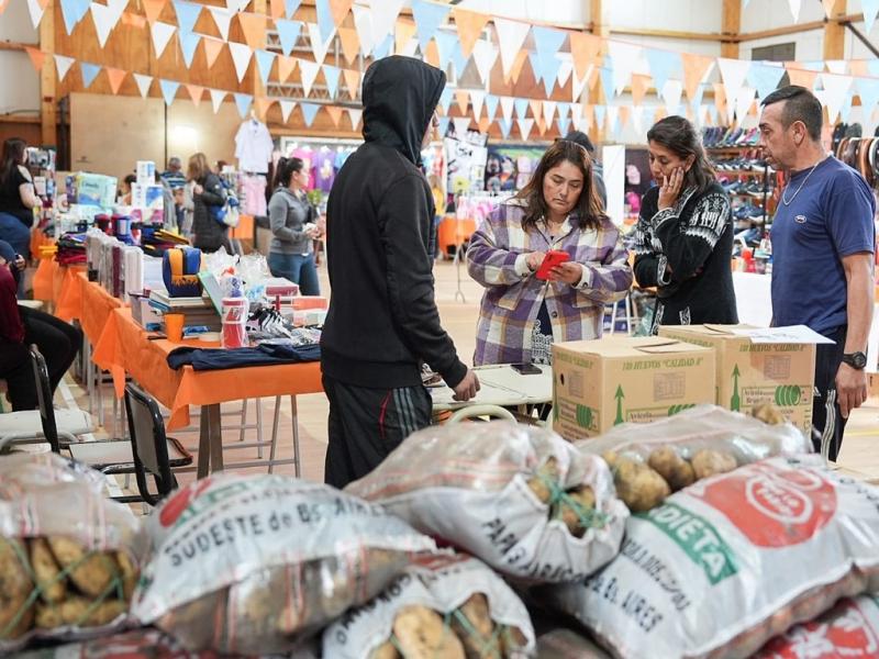 Tu Mercado se realizar de manera simultnea en las ciudades de Ushuaia y Ro Grande. En Ushuaia en la Escuela N 13 y en Ro Grande en el Colegio Comandante Luis Piedrabuena.