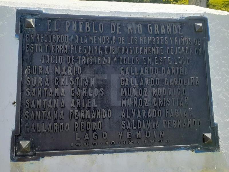 En el ao 1990 se emplaz una cruz de troncos y una placa a metros del embarcadero donde comenz la desventura; quedaran como testimonio de que sus familiares jams olvidaran a los tres mayores y nueve nios que el Lago se llev.