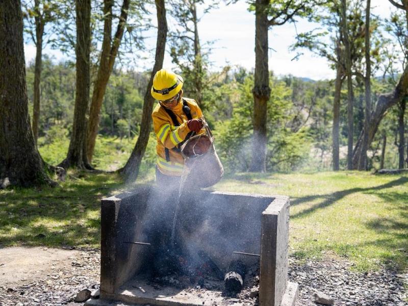 Para consultar el ndice de peligro de incendios y los sitios habilitados, haga clic aqu: https://prodyambiente.tierradelfuego.gob.ar/temporada-de-incendios/. Emergencia: 103 o 911. 