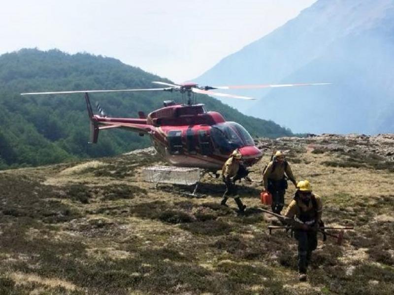 Para maana mircoles 15 el Servicio Meteorolgico Nacional anuncia una baja de las temperaturas con probabilidad de lluvias aisladas que podran contribuir a la disminucin de la actividad del fuego, situacin que ser monitoreada por tierra y aire.