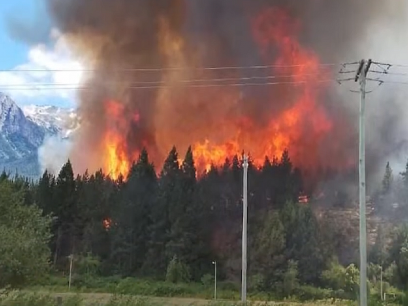 Desde Defensa Civil de Epuyn anticiparon han evacuado al menos a 50 personas, sin contemplar las autoevacuaciones en la zona de la Rinconada. 