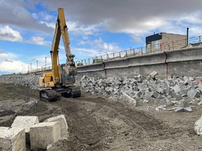 Las labores iniciales implican la construccin de una barrera para el rompimiento del oleaje, lo que permitir avanzar en el calzamiento del muro y progresivamente llevarlo a su nivel original.