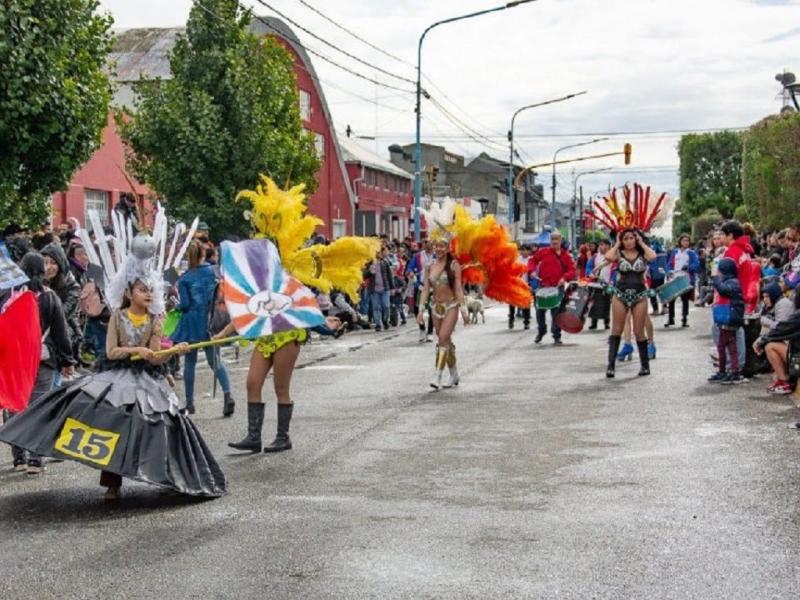 A lo largo del mes de febrero, los y las riograndenses van a disfrutar de diferentes actividades relacionadas al carnaval, celebrando el espritu de esta fiesta popular en comunidad.