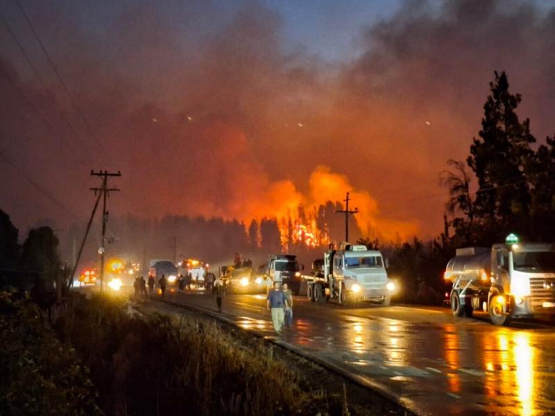 El incendio contina activo y se ha complejizado en la zona de la Confluencia y costa del Ro Azul, desde Wharton hacia el Noreste. Los caminos del sector permanecen cerrados y solo se permite el acceso a vehculos oficiales.