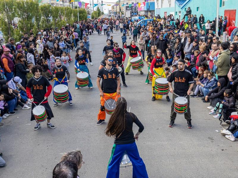 Durante el viernes y el sbado se vivi una fiesta popular en la que la comunidad disfrut de murgas, comparsas y batucadas, cerca de sus hogares y al aire libre, destac Carlos Gmez, Subsecretario de Cultura del Municipio de Ro Grande.