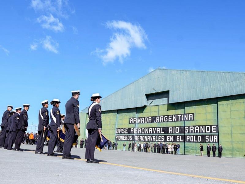 Hace 73 aos dos vuelos despegaban desde Rio Grande y llegaban a la Antrtida marcando un hito fundamental en la historia de nuestra aviacin naval, pero tambin en lo relacionado con las acciones de soberana, record Andrs Dachary.