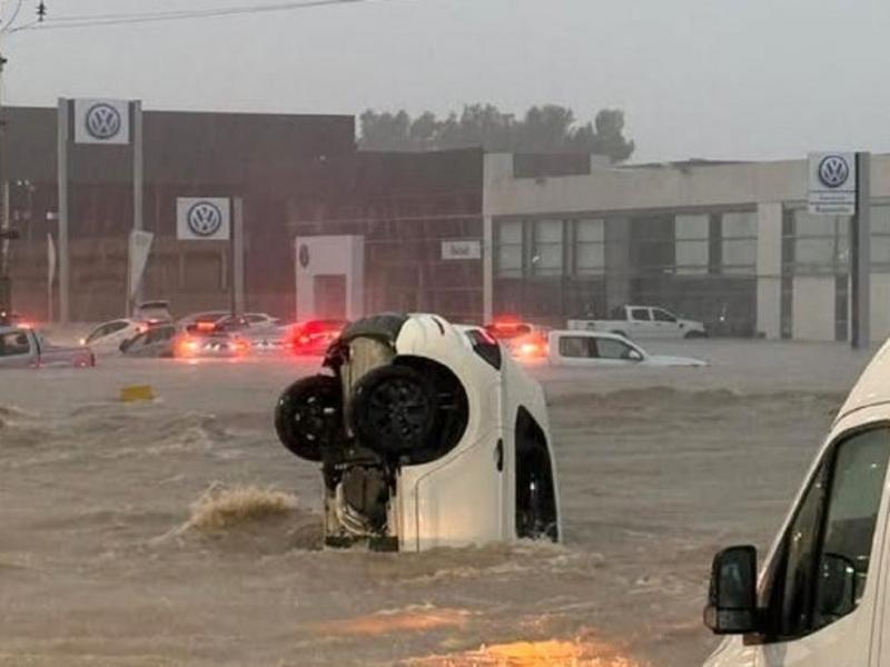 Durante la madrugada del viernes, en la ciudad bonaerense cayeron ms de 350 milmetros de agua. La ciudad se encuentra cubierta por agua y, como consecuencia, debieron evacuar el Hospital Penna.