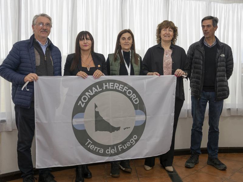 Referentes de la Asociacin Argentina de Criadores Hereford (AACH) realizan la gira ganadera en Tierra del Fuego y recorren diez establecimientos rurales para conocer el nivel de gentica de la raza en la provincia, la produccin y la actualidad.