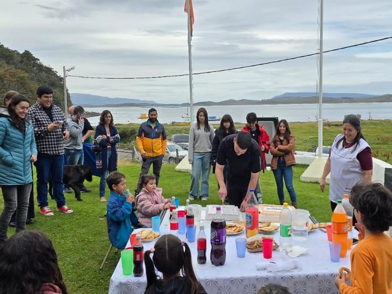 Se destac la importancia de la Escuela para los nios del pueblo, quienes la consideran no solo un lugar de aprendizaje, sino tambin un punto de encuentro, especialmente para los nios de Punta Paran y Almanza.