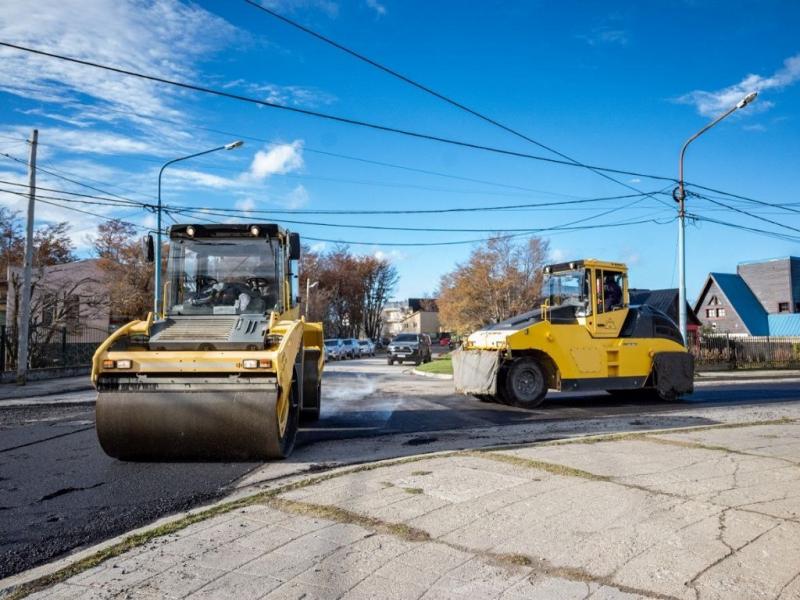 “Son varios los sectores que se están interviniendo en forma simultánea, motivo por el cual se recuerda a los vecinos y vecinas, tener a bien circular por la zona con precaución”, indicaron desde la Municipalidad de Ushuaia.
