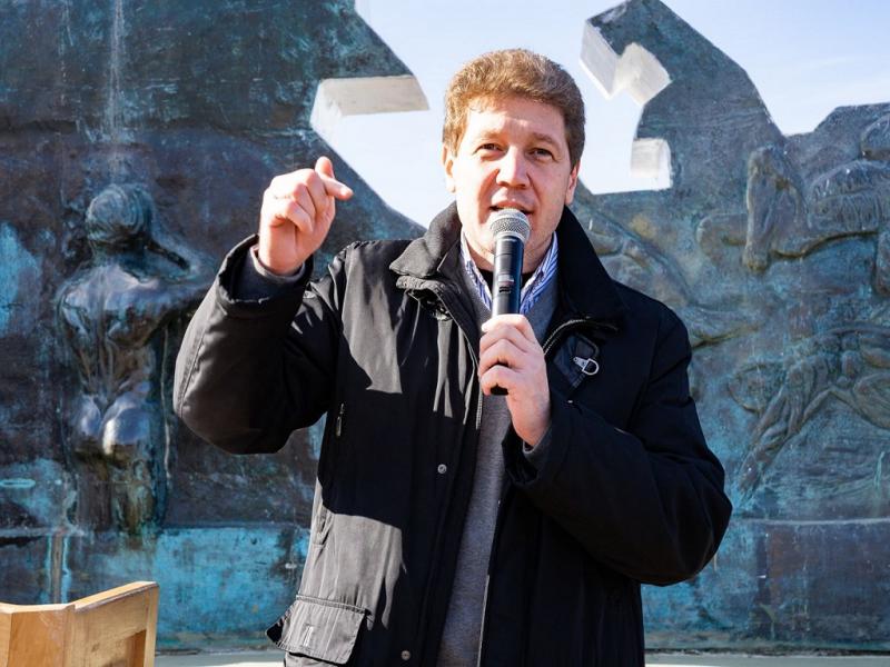 No se puede aceptar como diplomtico a quien representa el saqueo, el desprecio por el derecho internacional, y atenta de forma directa contra el inters nacional, remarc Gustavo Melella en referencia a David Cairns.