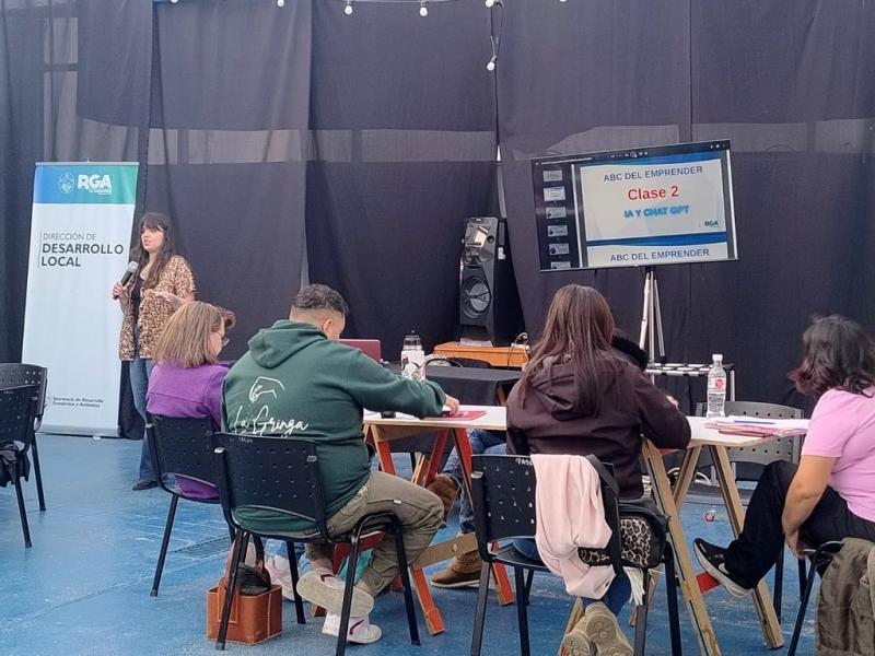 La Escuela Municipal de Emprendedores ofrece una formacin integral en temticas claves como planificacin estratgica, formalizacin de emprendimientos, marketing, herramientas digitales, entre otras.