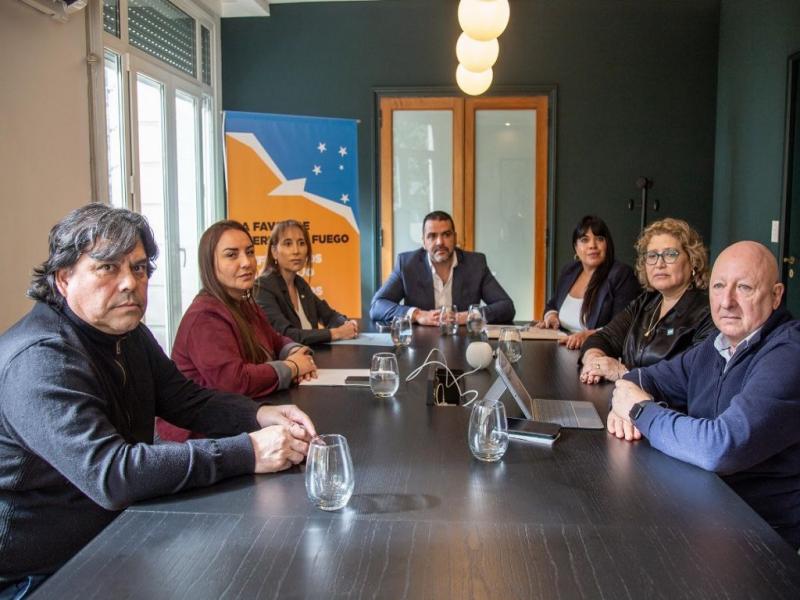 Durante la reunin, se evaluaron los alcances y perjuicios que traeran a la provincia estos dos Decretos presidenciales, que apuntan directamente contra el rgimen industrial vigente desde 1972 y que ha generado tantos beneficios para el pas.