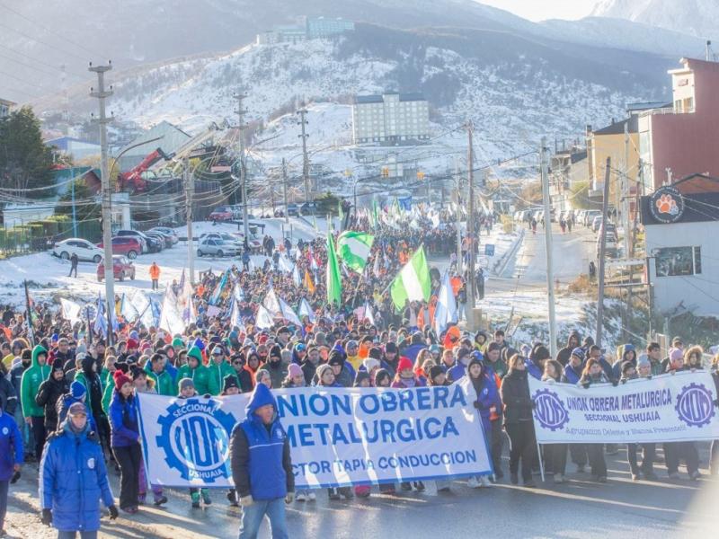 Fue contundente el acompaamiento de todos los sectores. Ac no se trata de modificar solo algunos aranceles, estas medidas afectan directamente el desarrollo de la provincia, seal Agustn Tita.