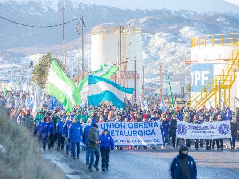 Adems de golpear el subrgimen y a la fabricacin de celulares, en particular implicara casi 220 mil millones de pesos menos en el consumo interno, con el impacto que eso generara a la economa provincial, resalt Walter Vuoto.