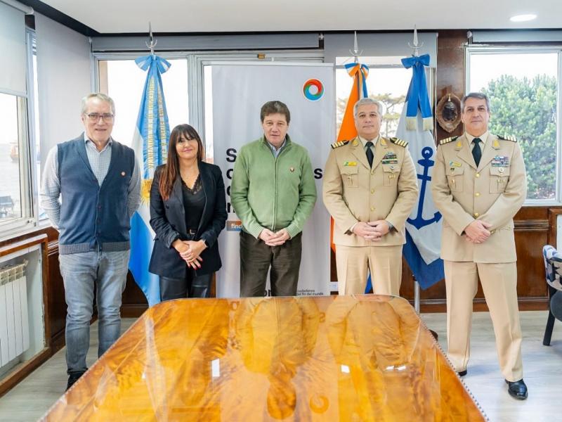 Este acuerdo representa un paso fundamental ya que nos permite garantizar la sustentabilidad de los recursos naturales, tambin el cumplimiento de la normativa vigente y la proteccin del ecosistema marino de Tierra del Fuego, indic Karina Fernndez.