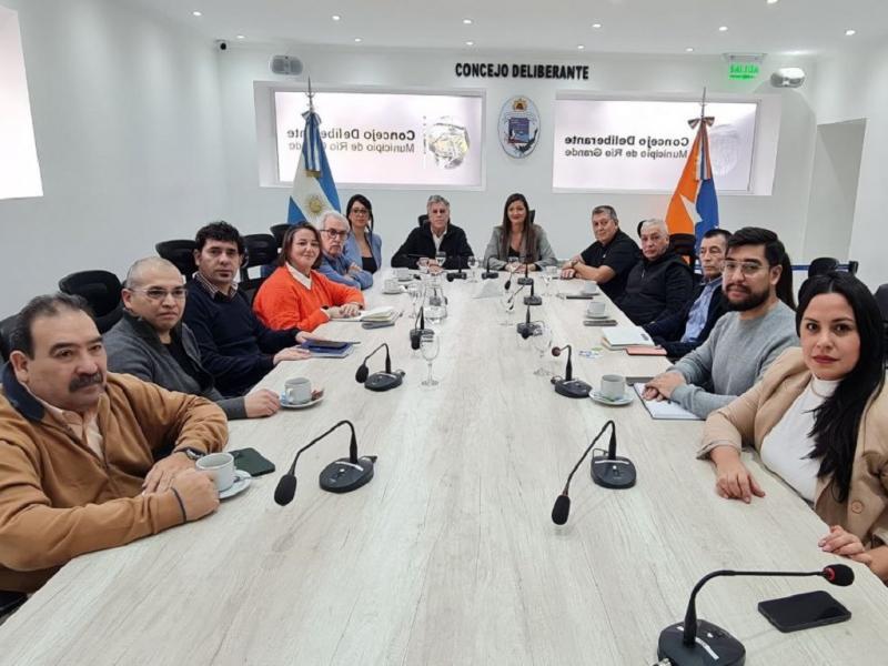 Establecimos una mesa de trabajo para trabajar propuestas concretas que mejoren la realidad del sector comercial y del empleo, resalt la Presidenta del Concejo Deliberante de Ro Grande, Guadalupe Zamora.