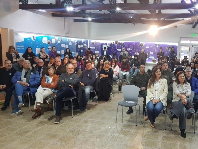 La Presidenta del Concejo Deliberante, Guadalupe Zamora, destac la necesidad de reivindicar a los trabajadores como pilares de esa construccin histrica y de defender el rol activo del Estado en el manejo de los recursos estratgicos.