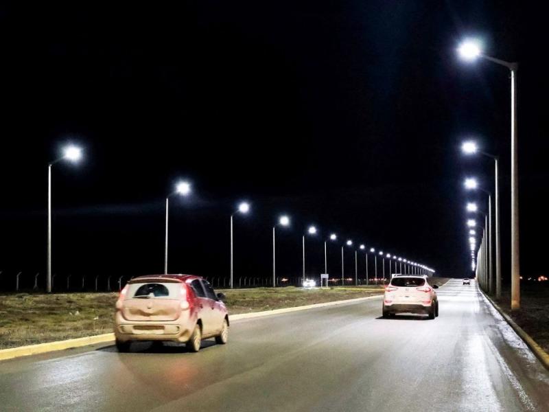 El trabajo incluy la provisin y colocacin de las columnas con los brazos y los artefactos LED; adems del tendido subterrneo y llevar la electricidad al sector, destac la Secretaria de Obras Pblicas, Silvina Mnaco.