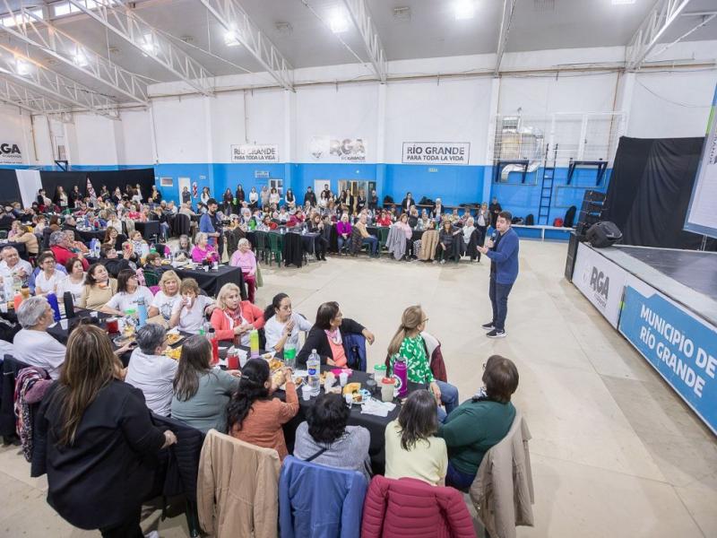 Estamos avanzando para inaugurar en septiembre el Centro de Bienestar para Personas Mayores Papa Francisco, un espacio pensado para el cuidado, el encuentro y el bienestar de nuestros adultos y adultas mayores, indic Marn Prez.
