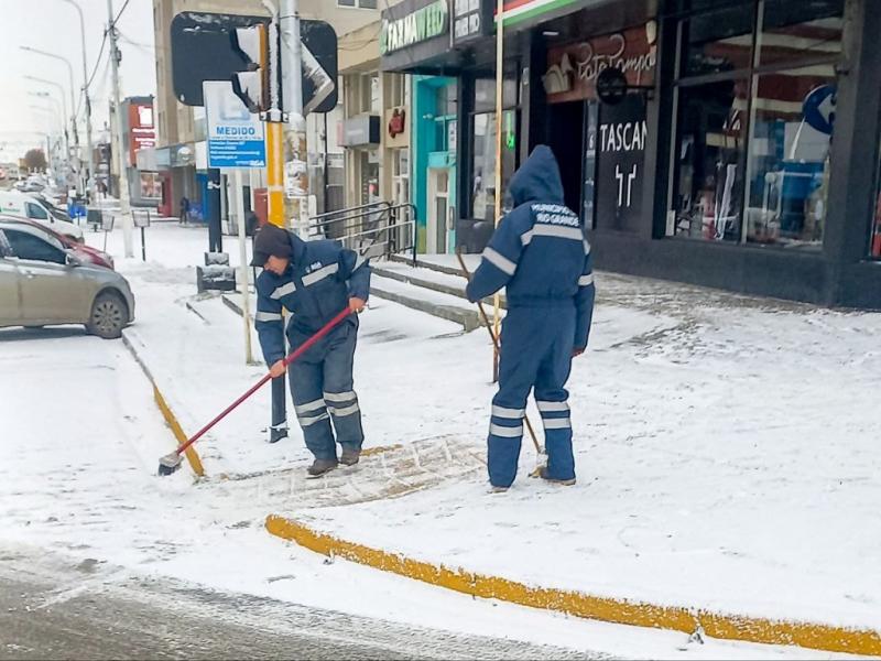 Con las nevadas, la Secretara de Obras y Servicios Pblicos cuenta con una cuadrilla preparada para barrer las veredas de las dependencias municipales, garitas de los colectivos, espacios pblicos, plazas, bicisendas, etc.
