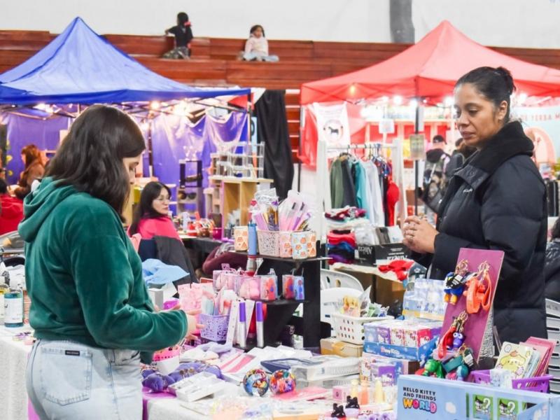 Esta iniciativa busca seguir acompaando y fortaleciendo la economa local, generando espacios de comercializacin directa para emprendedores, productores y feriantes fueguinos, indicaron desde el Gobierno provincial.