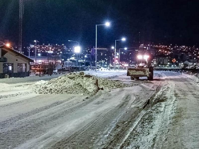 Es fundamental que la comunidad sepa que no son slo los operadores de mquinas quienes trabajan. Hay un equipo inmenso detrs, destac la Secretara de Obras Pblicas de la Municipalidad de Ushuaia, Beln Borgna.