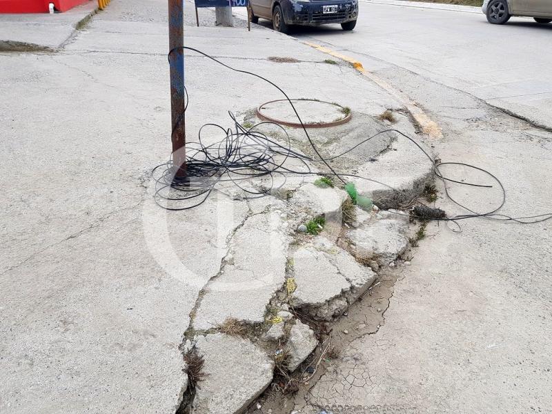 La situacin es grave ya que los tcnicos de la empresa TV Fuego, que prestan servicios para la empresa Telefnica-Movistar, tienen orden de no retirar los cables areos que son reemplazados.