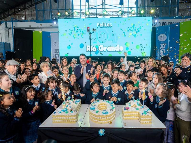 Defender la soberana tambin es defender el arraigo, la produccin local, la dignidad del trabajo. Y as lo vamos a seguir haciendo a pesar que desde Buenos Aires algunos pretendan la entrega